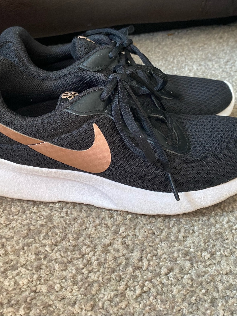 Nike Tanjun Shoes Womens Size 7.5 Rose Gold Swoosh Lightweight Running Sneakers